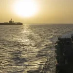 Irán ataca buques en estrecho de Ormuz mientras Trump anuncia un alto el fuego indefinido